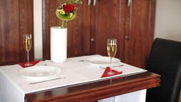 Een douche, gratis toiletartikelen, een haardroger, handdoeken