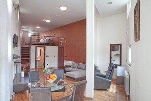 Een minibar, een kluis op de kamer, een bureau, een laptopwerkplek