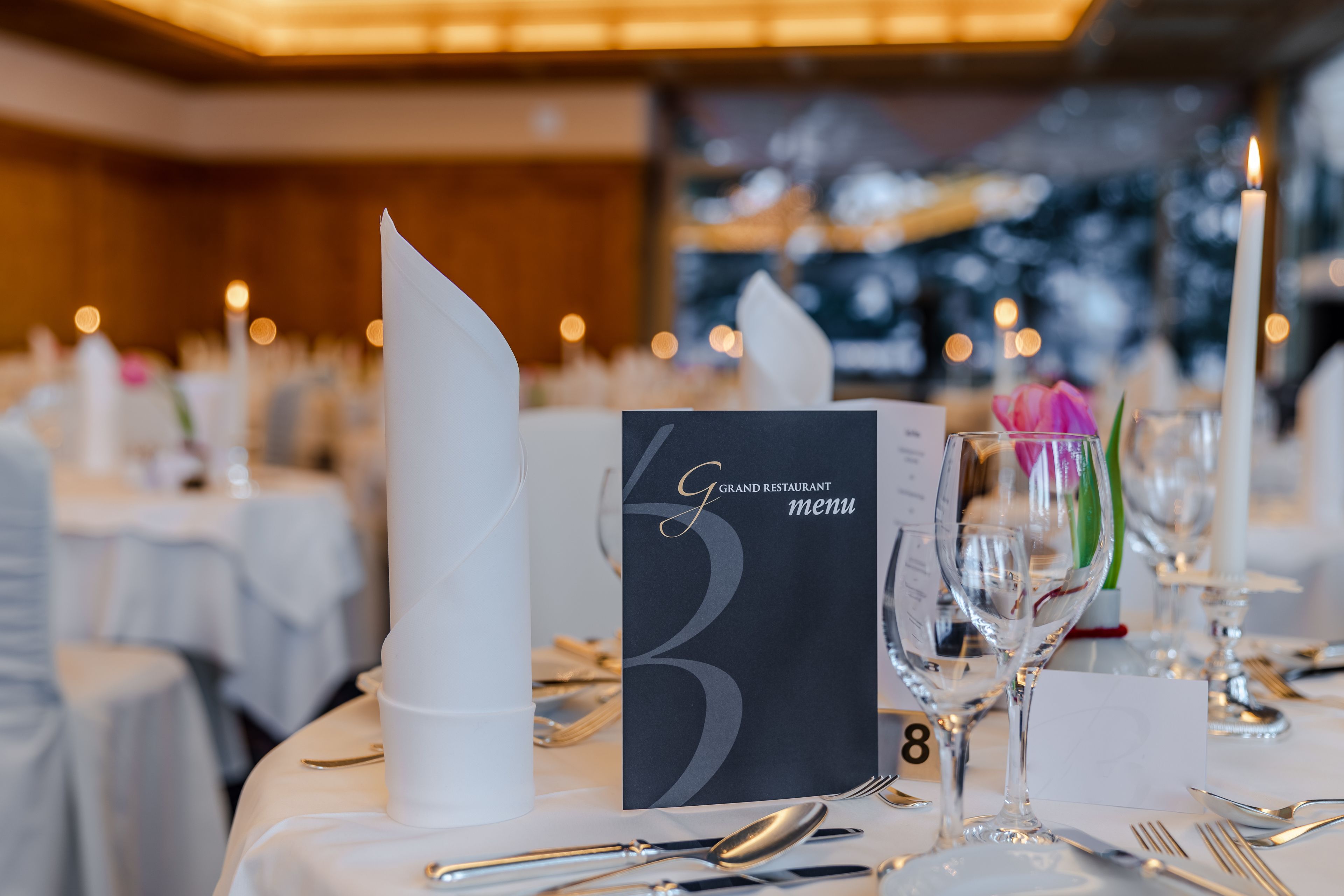 3 restaurants, breakfast, dinner served; regional cuisine