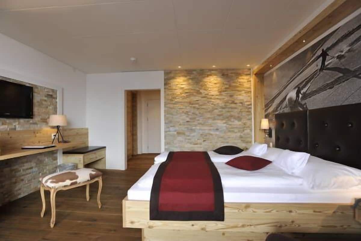 superior single room | hypo-allergenic bedding, minibar, in-room safe, desk