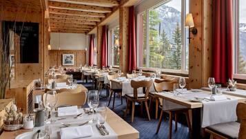 3 restaurants, serveren ontbijt, diner, regionale gerechten