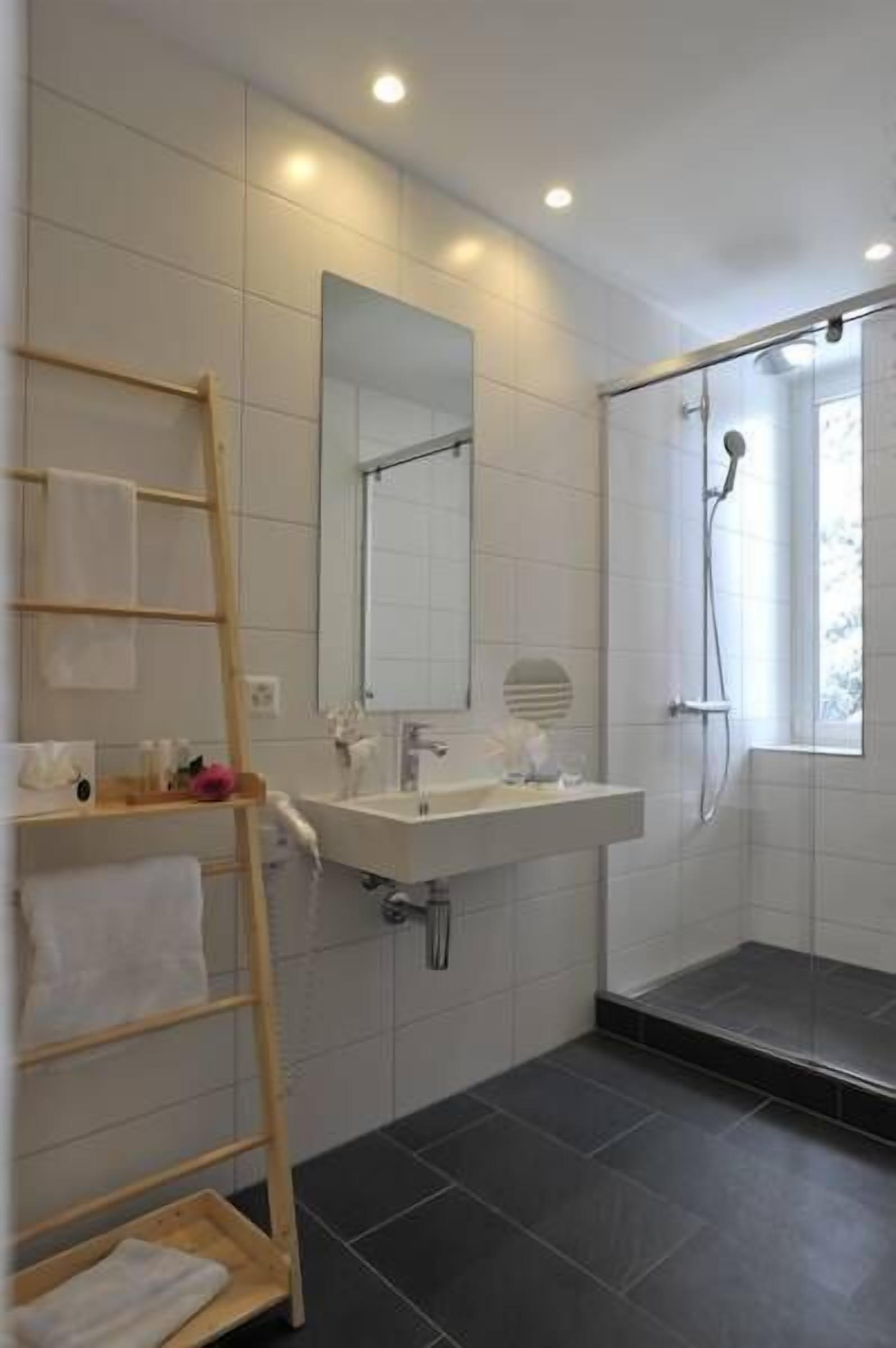 standard double room | bathroom | free toiletries, hair dryer, bathrobes, slippers