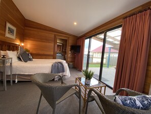 Queen Bungalow | 1 bedroom, individually decorated, individually furnished, free WiFi - Hanlon Guest House (Stanley)