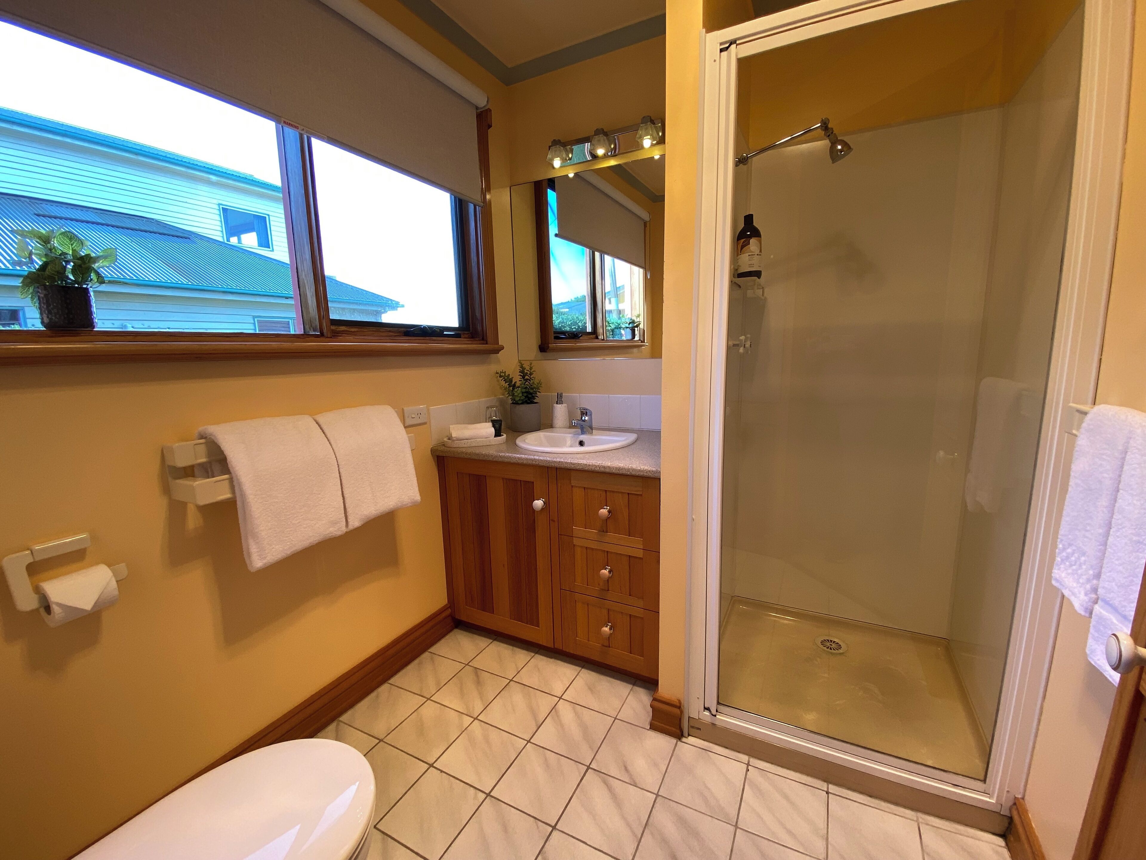 Ein Badezimmer mit Toilette, Waschbecken und Dusche.