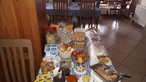 En morgenmadsbuffet med et udvalg af mad og tilbehør.