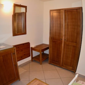 Bộ đồ giường cao cấp, chăn bông, nệm có lớp đệm bông, minibar 