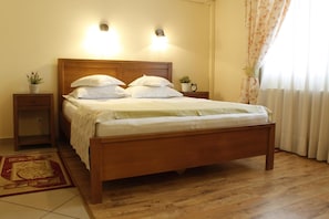 Bộ đồ giường cao cấp, chăn bông, nệm có lớp đệm bông, minibar 