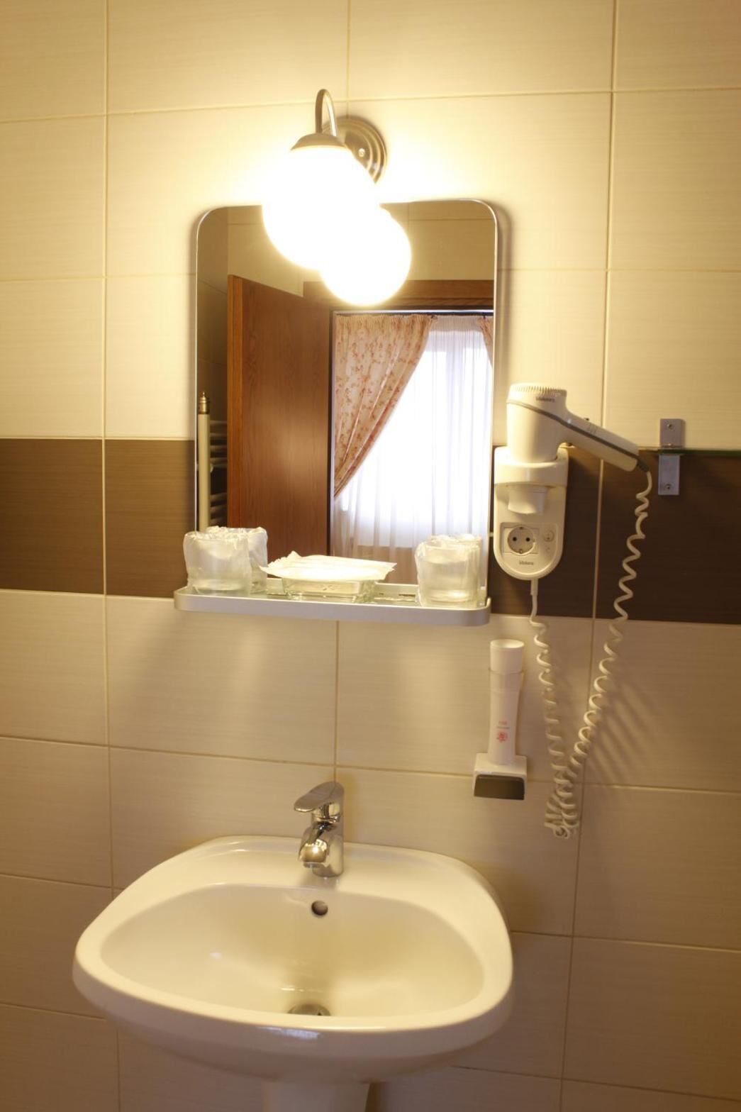 combined shower/bathtub, rainfall showerhead, hair dryer, slippers