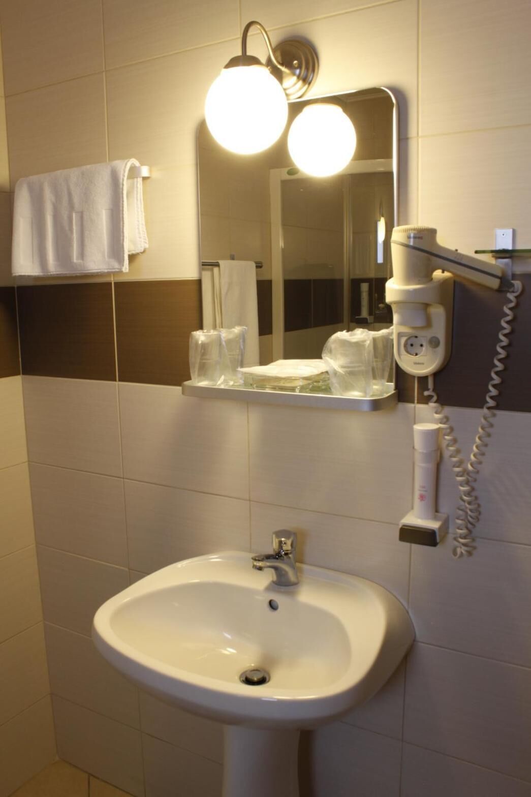 combined shower/bathtub, rainfall showerhead, hair dryer, slippers