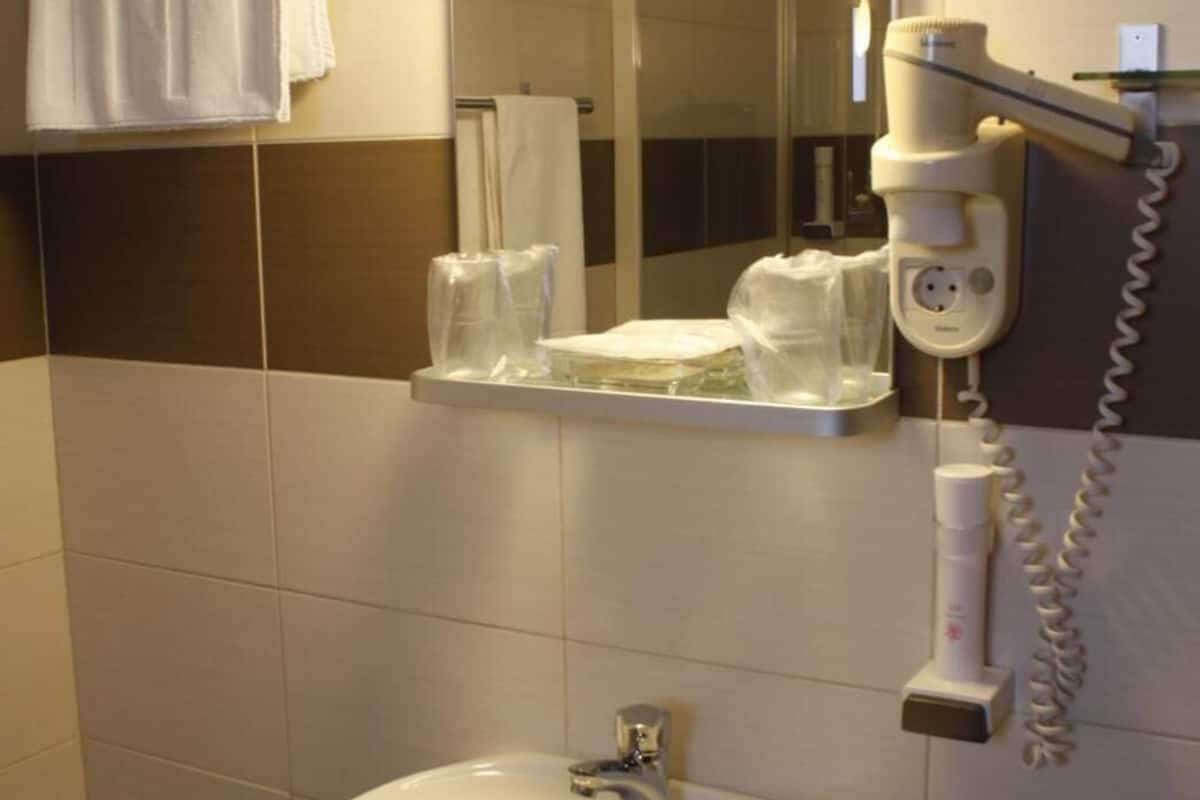 combined shower/bathtub, rainfall showerhead, hair dryer, slippers