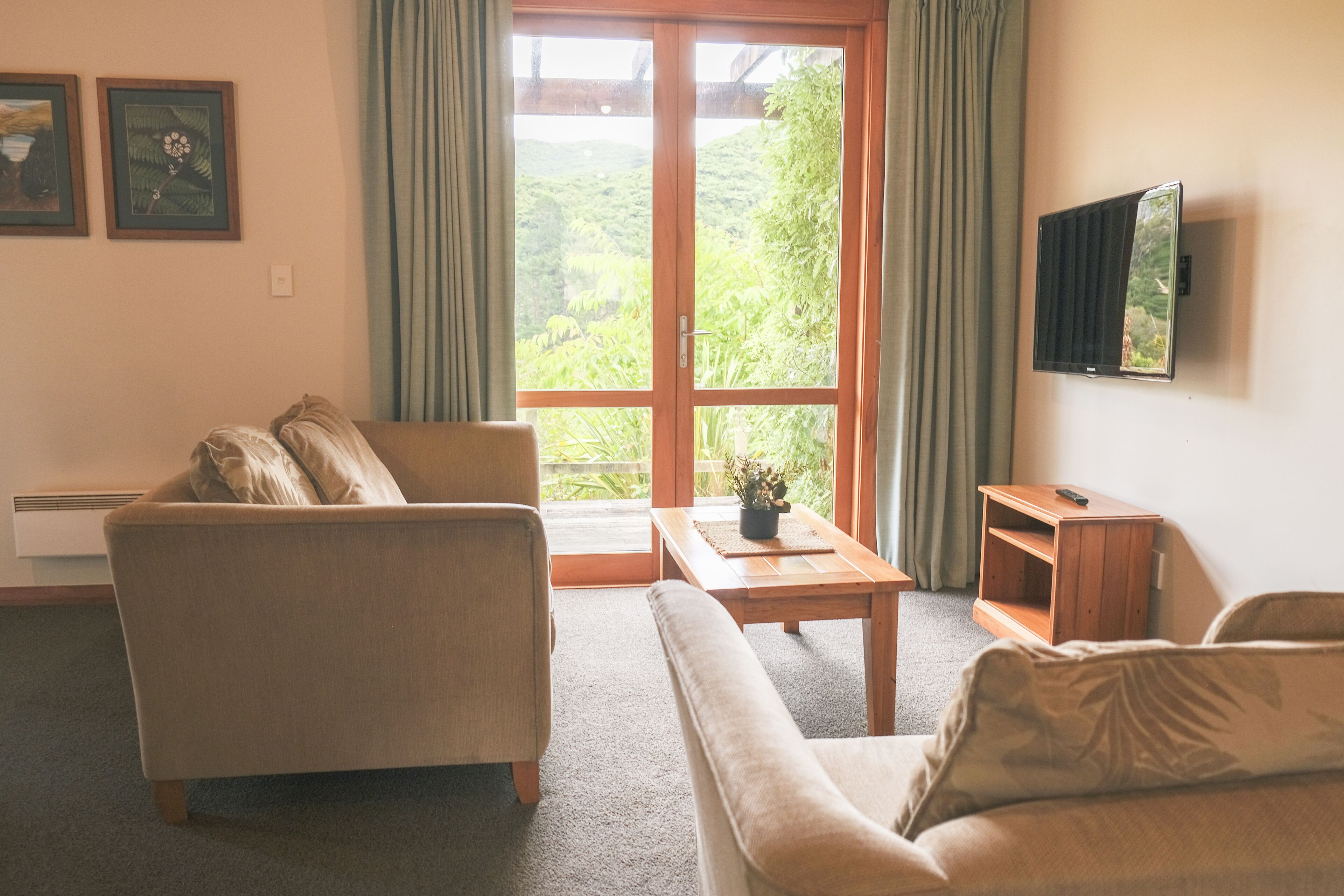 Studio, 1 King-Bett, Nichtraucher, Flussblick | Wohnbereich | 37-Zoll-LCD-Fernseher mit Digitalempfang, Fernseher