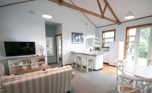 Casa de campo (Oakview Cottage) | Área de sala de estar | Televisión LCD de 37 pulgadas con canales digitales y televisión