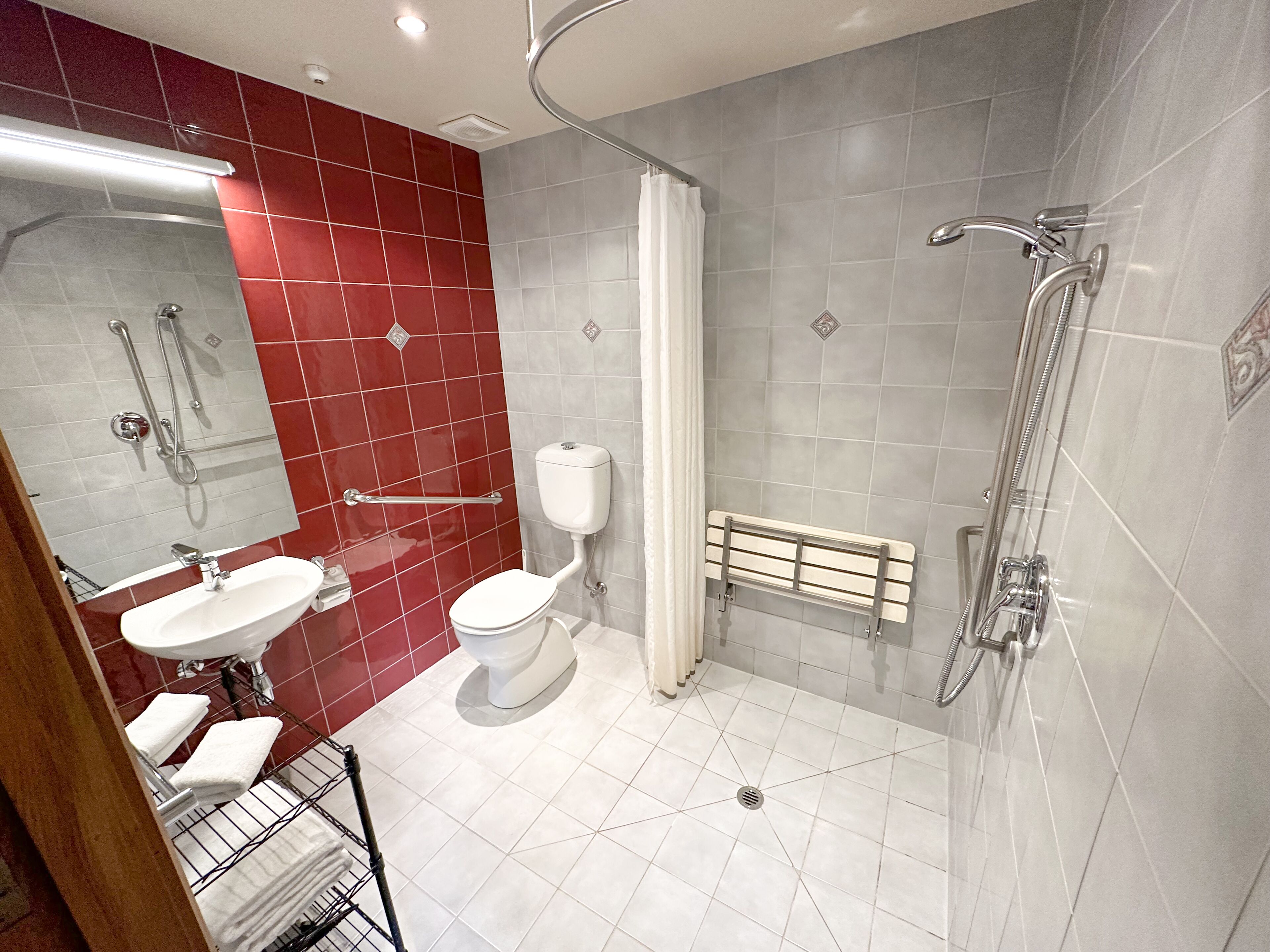Un baño moderno con ducha, inodoro y lavamanos.