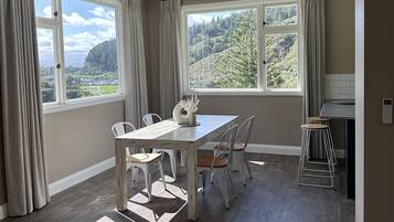 Homestead 3 Bedroom | In-room dining