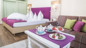 Junior Suite, Balcony | Premium bedding, in-room safe, individually decorated, desk