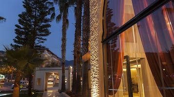 Boendets fasad - kvÀll/natt