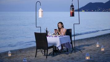 Se sirven desayunos, comidas, cenas y cocina turca con vista a la playa