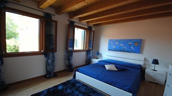 Soundproofing, iron/ironing board, free WiFi