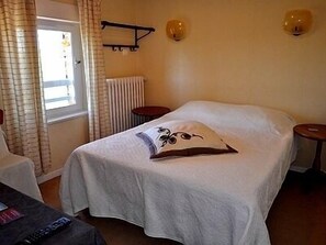 Habitación doble | Ropa de cama de alta calidad, escritorio y cortinas blackout 