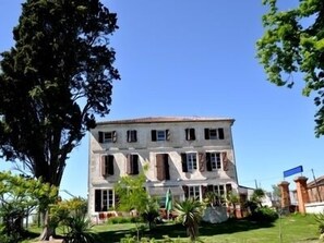 Vista frontal de la propiedad