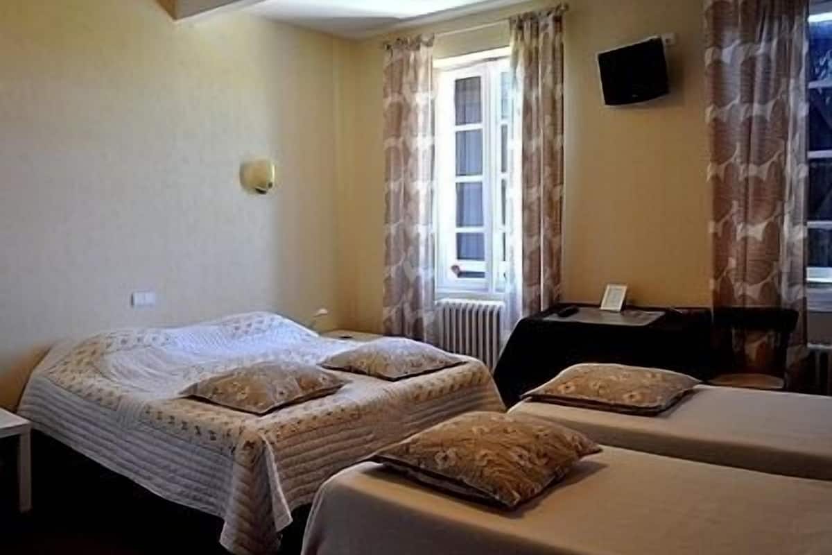 Habitación familiar | Ropa de cama de alta calidad, escritorio y cortinas blackout