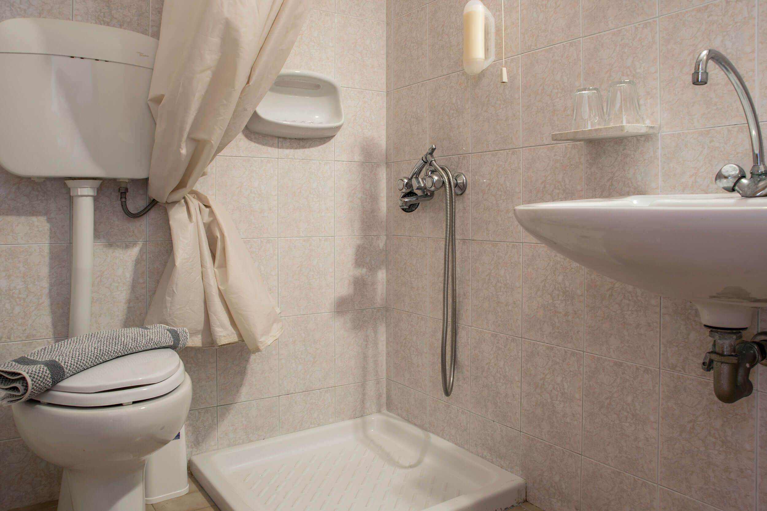 shower, free toiletries, hair dryer, towels