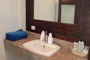 Superior Room | Bathroom | Combined shower/tub, towels