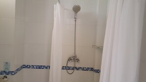Combined shower/tub, towels - Grand Thai House Resort (Koh Samui)