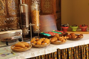 Café da manhã com buffet todos os dias mediante uma taxa