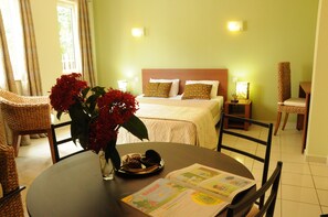 Dobbeltrom – standard, kjøleskap og mikrobølgeovn | Sengetøy av topp kvalitet, safe på rommet, wi-fi (inkludert) og sengetøy