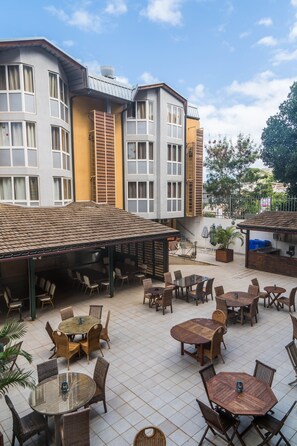 Frokost og middag serveres, lokale retter