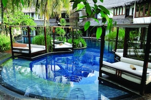 Een buitenzwembad, open van 08.00 uur tot 22.00 uur, en ligstoelen