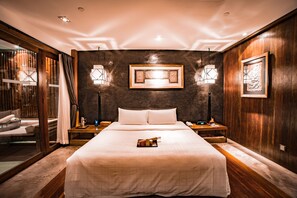 Luxe beddengoed, een minibar, een kluis op de kamer