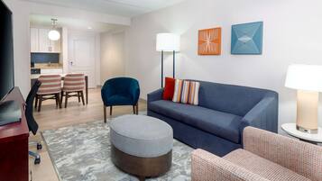 套房, 2 张大床, 无烟房 | 起居区 | 49-英寸液晶电视(配备有线频道)、电视、收费电影