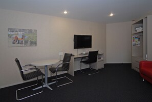 Executive Studio Suite | Living area | 42-inch TV with satellite channels - Omahu Motor Lodge (Hastings)