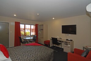 Premium bedding, minibar, in-room safe, individually decorated - Omahu Motor Lodge (Hastings)