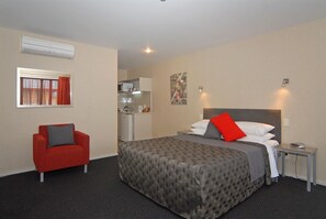 Studio, Jetted Tub | Premium bedding, minibar, in-room safe, individually decorated