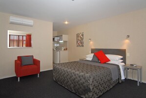 开间, 按摩浴缸 | 高档床上用品、迷你吧、客房内保险箱、特色装修