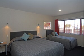 Executive Studio Suite | Premium bedding, minibar, in-room safe, individually decorated - Omahu Motor Lodge (Hastings)