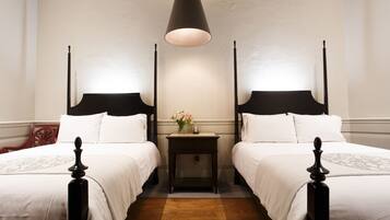 Deluxe-Zimmer, 2 Doppelbetten | 1 Schlafzimmer, hochwertige Bettwaren, Daunenbettdecken, Minibar