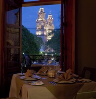 Se sirven desayunos y cocina internacional, con vista al jardín 