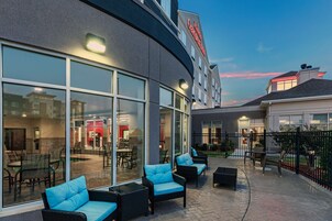 Una piscina techada, sillones reclinables de piscina