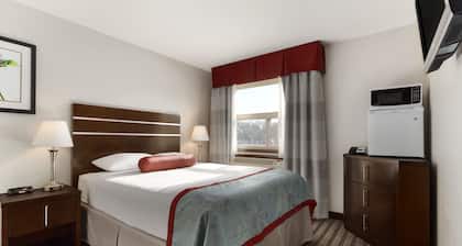Super 8 by Wyndham Saskatoon Near Downtown