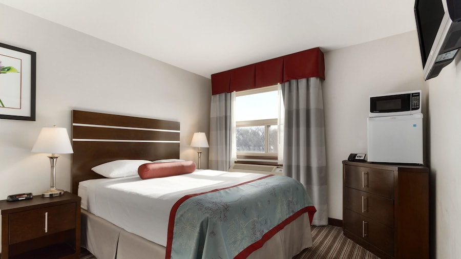 Super 8 by Wyndham Saskatoon Near Downtown