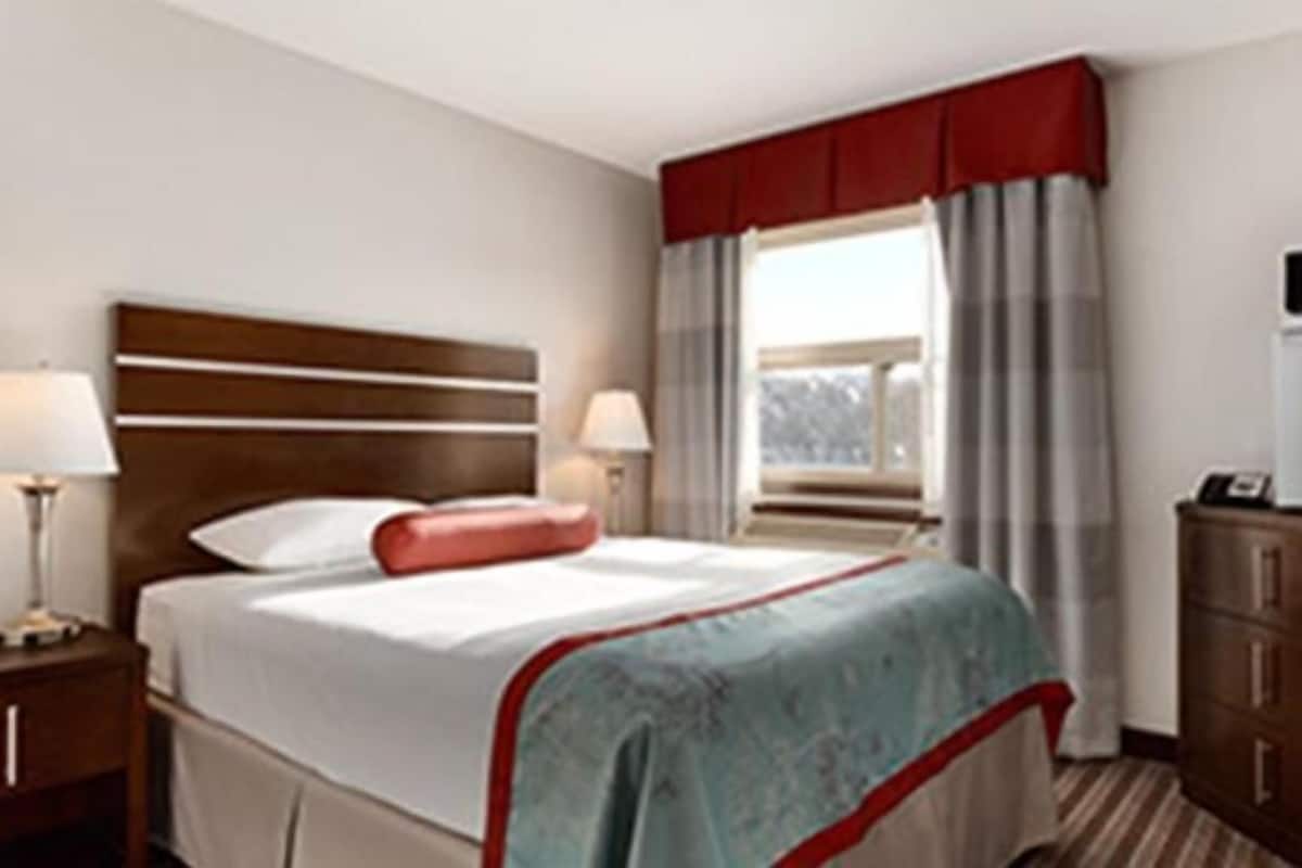 Desk, iron/ironing board, free WiFi, bed sheets