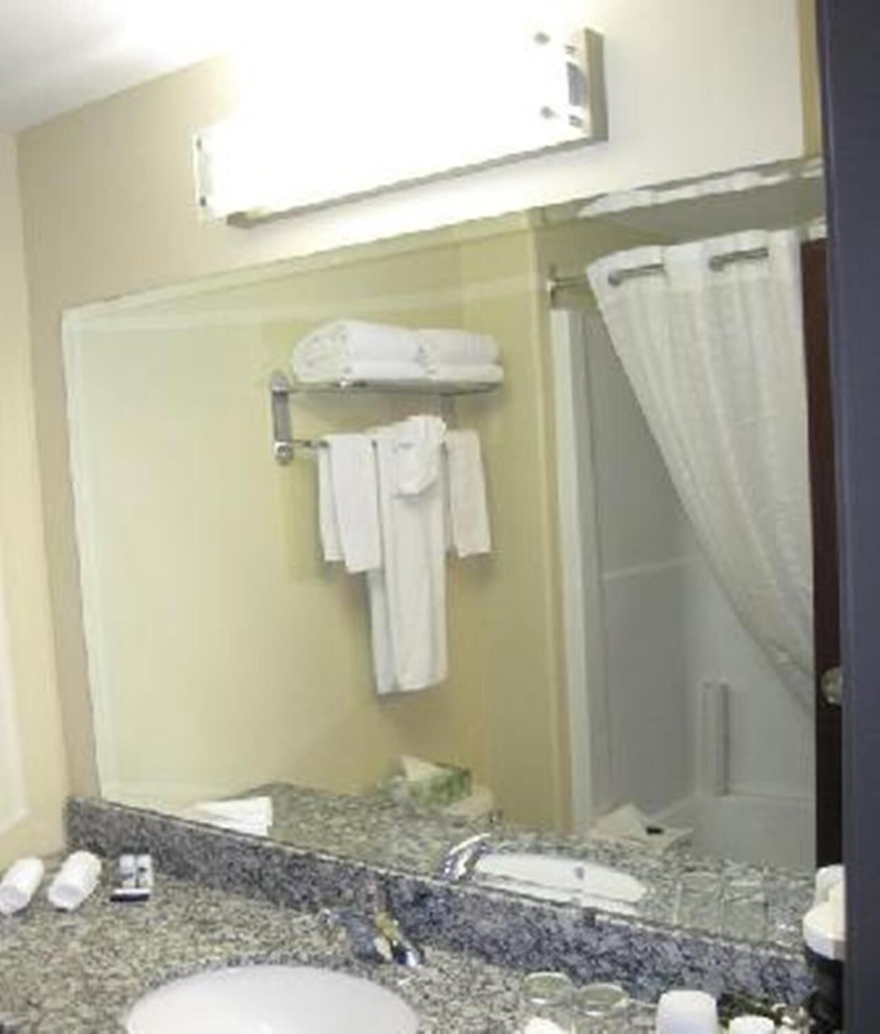 Een bad/douchecombinatie, gratis toiletartikelen, een haardroger