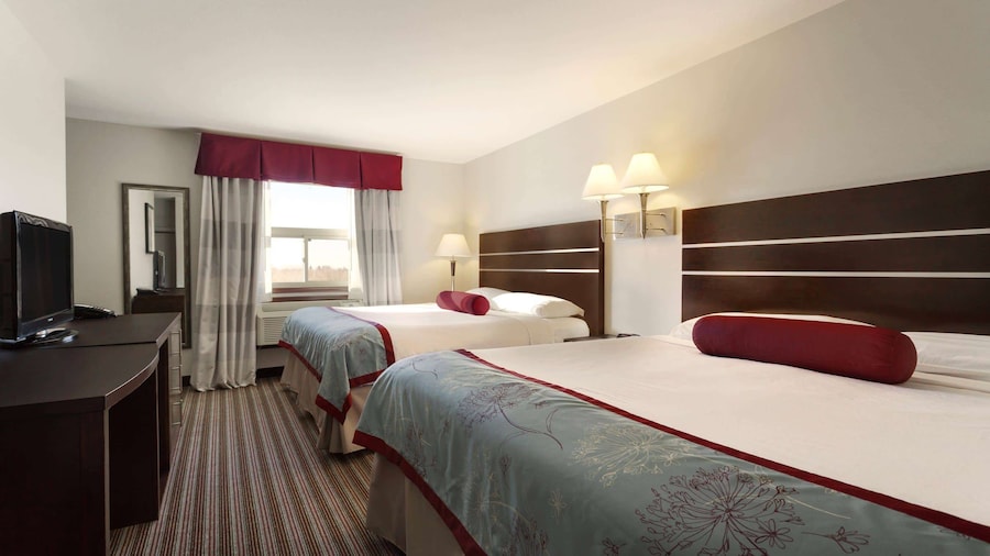 Super 8 by Wyndham Saskatoon Near Downtown