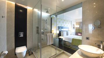Separate bathtub and shower, deep-soaking bathtub, rainfall showerhead