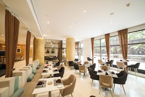 3 nhà hàng, phục vụ bữa sáng, bữa trưa, món địa phương và quốc tế