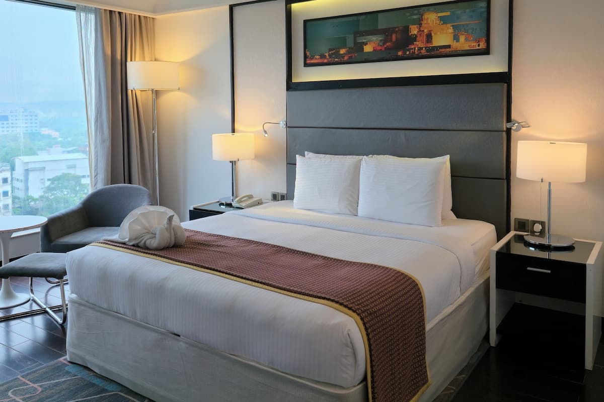 Suíte júnior, 1 cama King, para fumantes | 1 quarto, roupas de cama de algodão egípcio, roupas de cama premium
